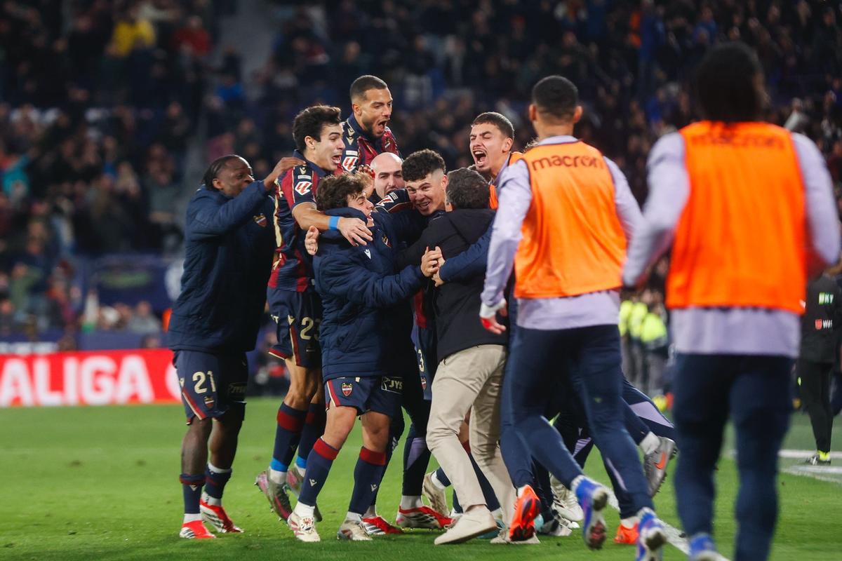 Matturro, eufórico, celebra el gol de la victoria con sus compañeros