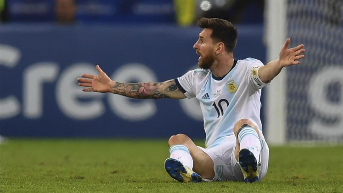 Messi, protestando una acción al colegiado ecuatoriano