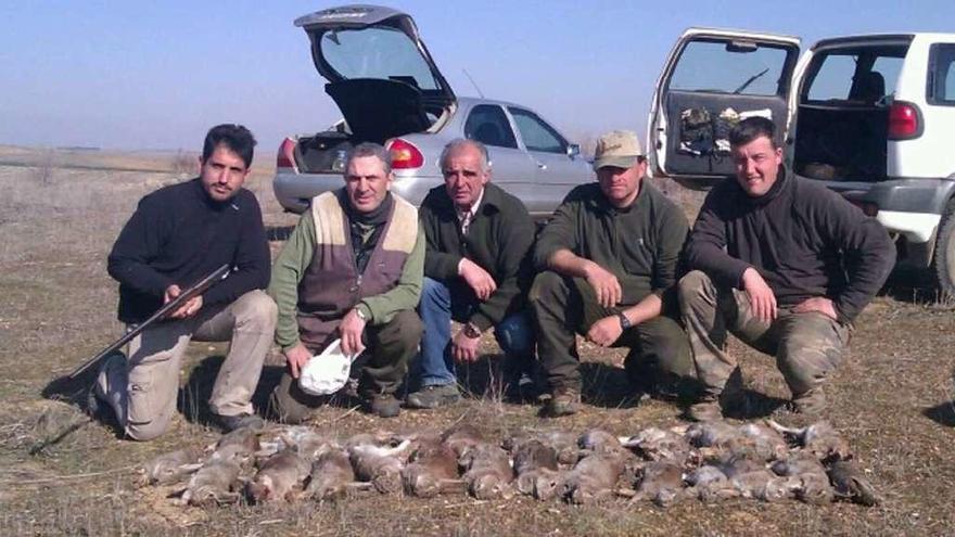 Cazadores del coto de Villalpando con más de una veintena de conejos abatidos.