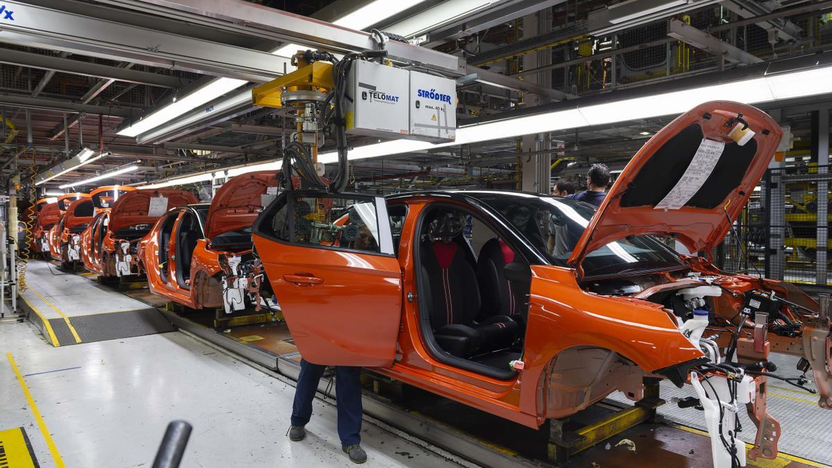 La cadena de montaje del Opel Corsa en la planta de coches Stellantis en Figueruelas, que este año ha cumplido su 40 aniversario.