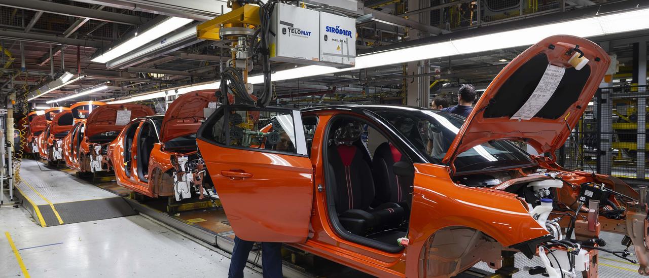 La cadena de montaje del Opel Corsa en la planta de coches Stellantis en Figueruelas, que este año ha cumplido su 40 aniversario.