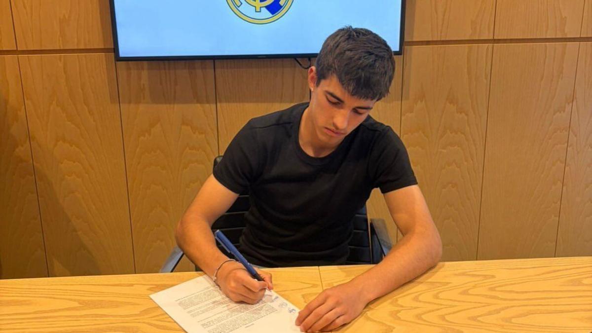 Raúl Lema firma su contrato con el Real Madrid.