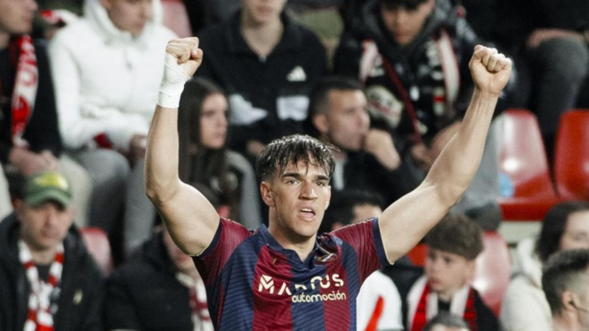 Carlos Espí celebrando su gol ante el Rayo Vallecano