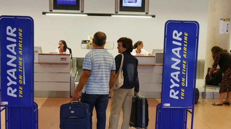 Una pareja de pasajeros se dispone a facturar con Ryanair en una imagen de archivo.