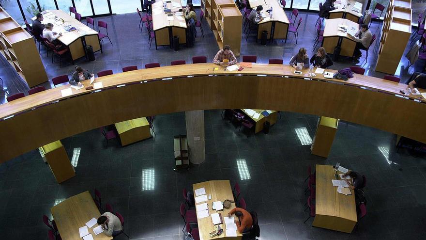 Estudiantes en la Biblioteca de la Universidad de Málaga (UMA)