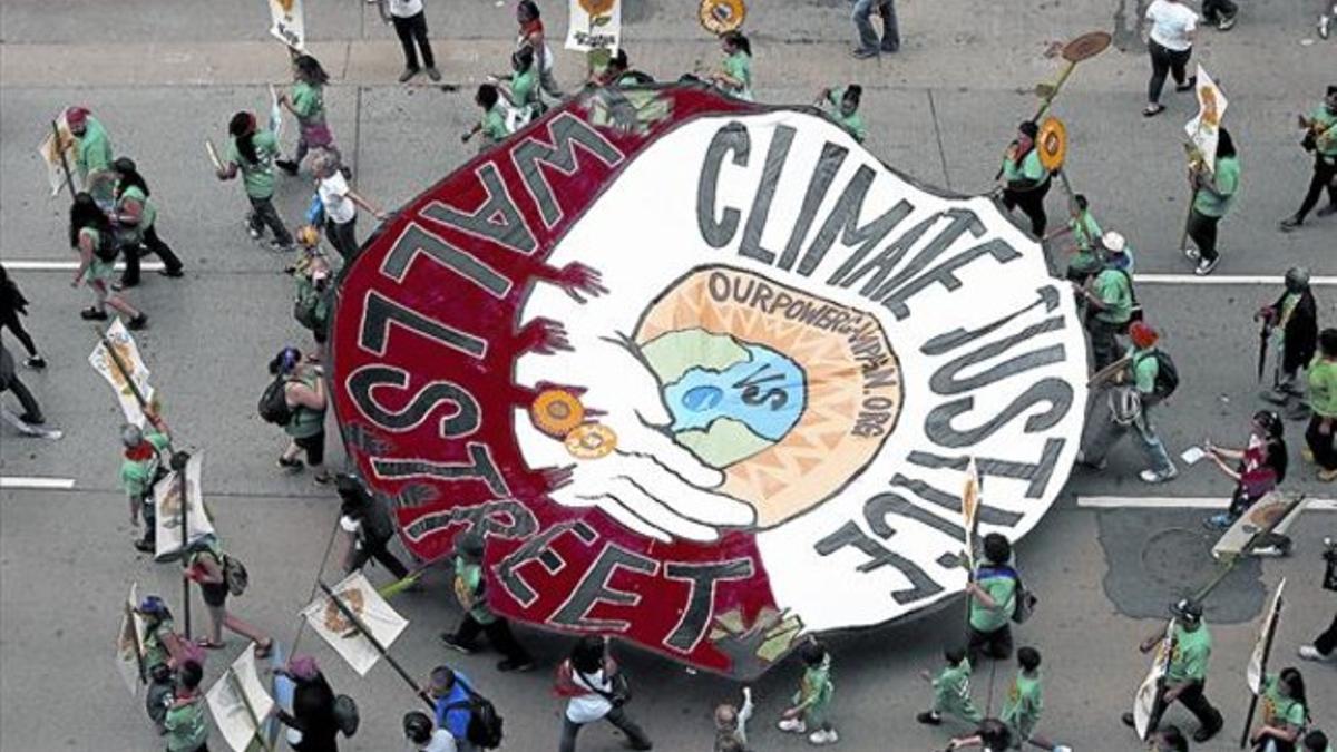 Protesta en Nueva York 8 Activistas contra el cambio climático recorren la Sexta Avenida, el pasado 21 de septiembre.