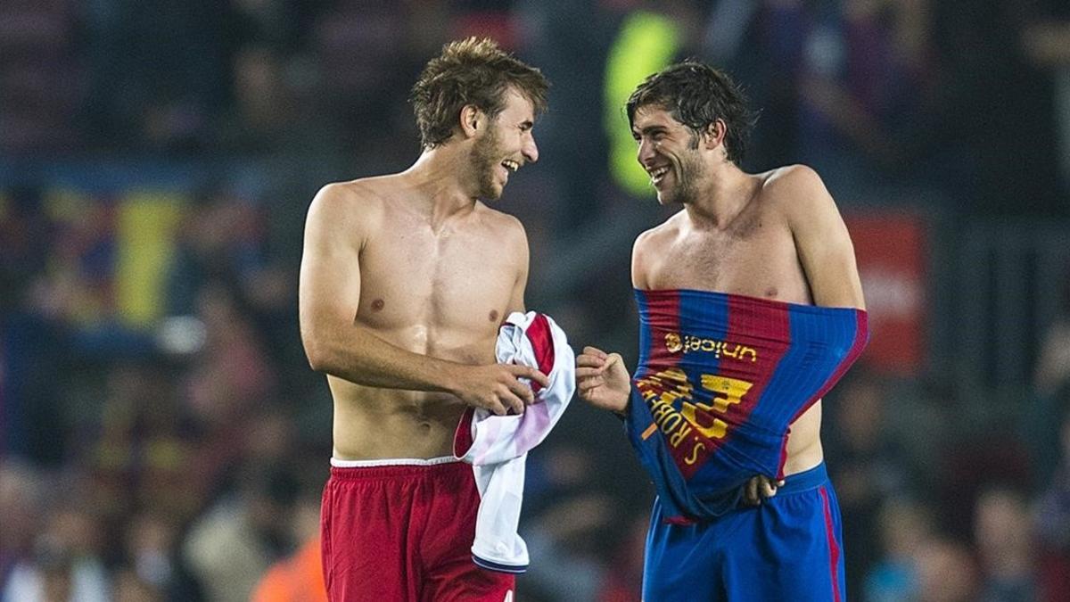 Sergi Roberto (Barcelona) y Samper (Granada) intercambian camisetas al finalizar el partido de la Liga