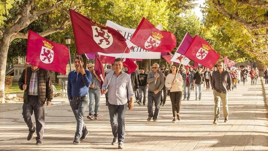 Manifestantes a favor de la Autonomía para León, Zamora y Salamanca en los paseos de la Mota.