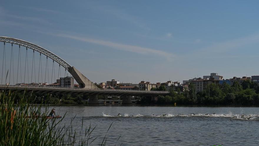 Participantes en el río Guadiana en una edición anterior.