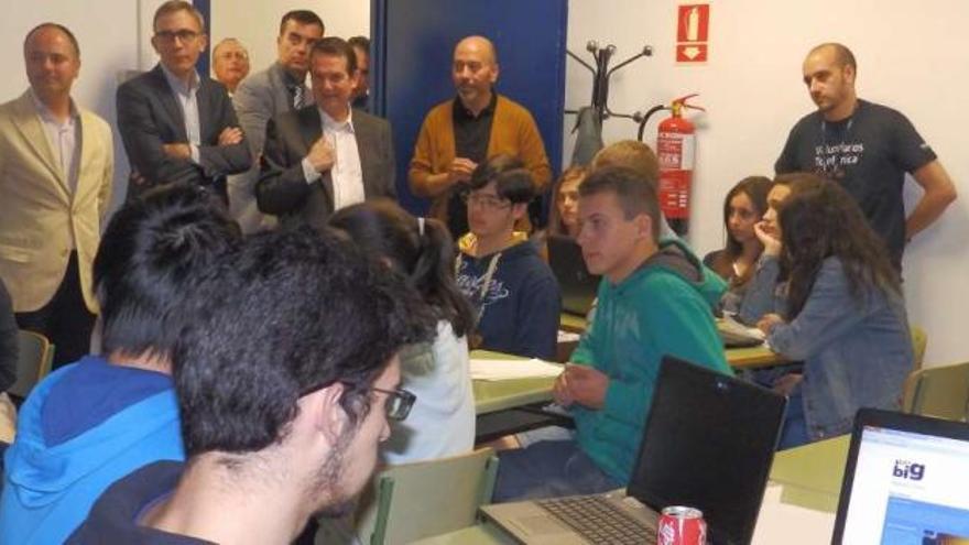 Los estudiantes expusieron sus trabajos en la sede de Telefónica en presencia del alcalde vigués.