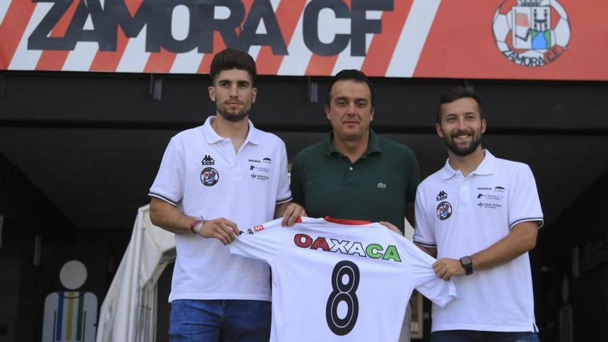 Escudero y Parra, junto a César Villafañe, secretario técnico del Zamora CF