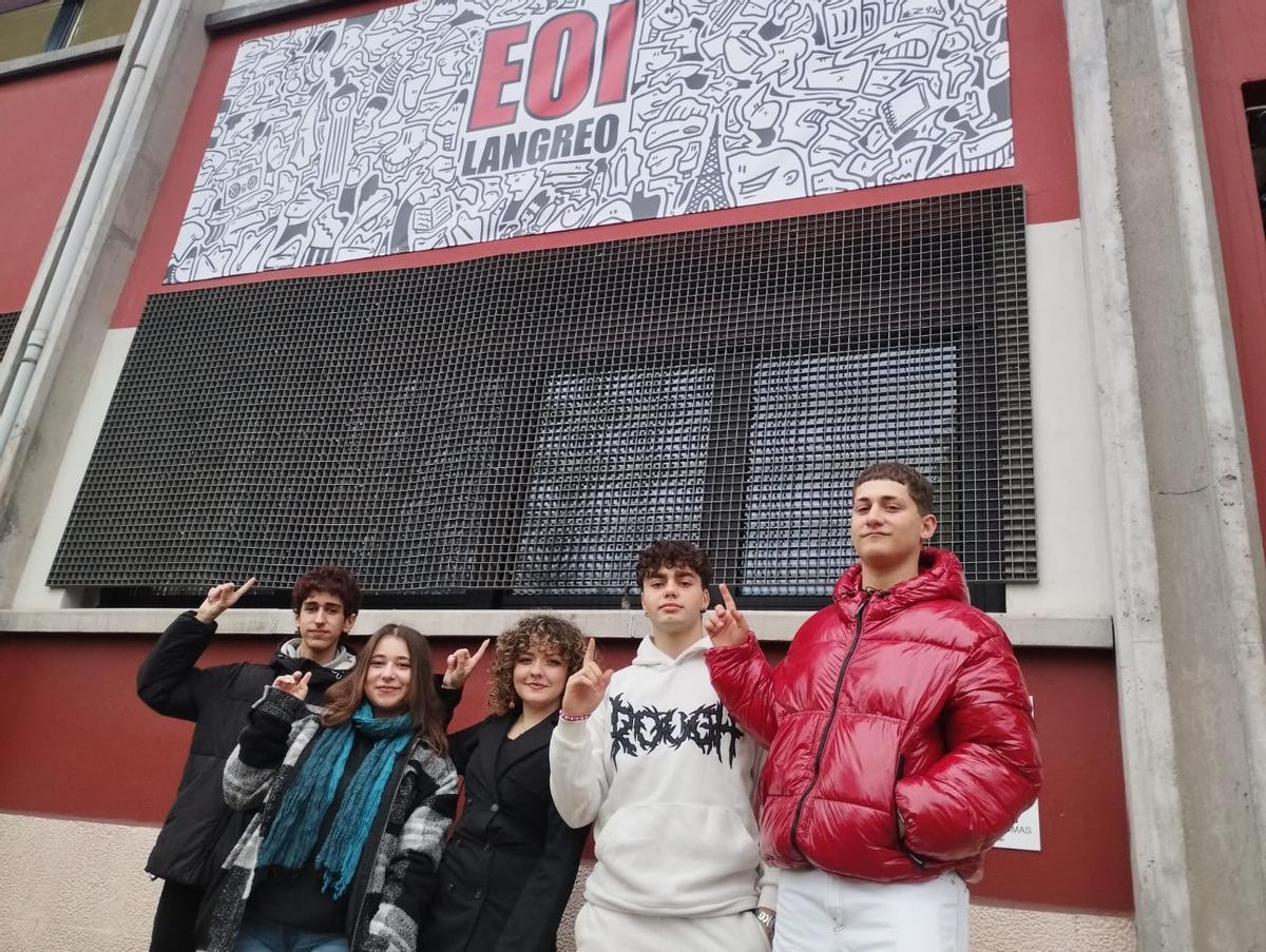 Por la izquierda, Álvaro Campo, Elsa Rodríguez, Deva Fernández, Álex de la Cruz y Arturo Ezama, bajo el mural de este último.