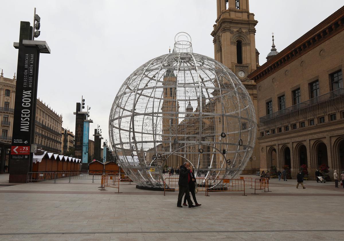 La bola de 12 metros de altura es la principal novedad de la decoración navideña