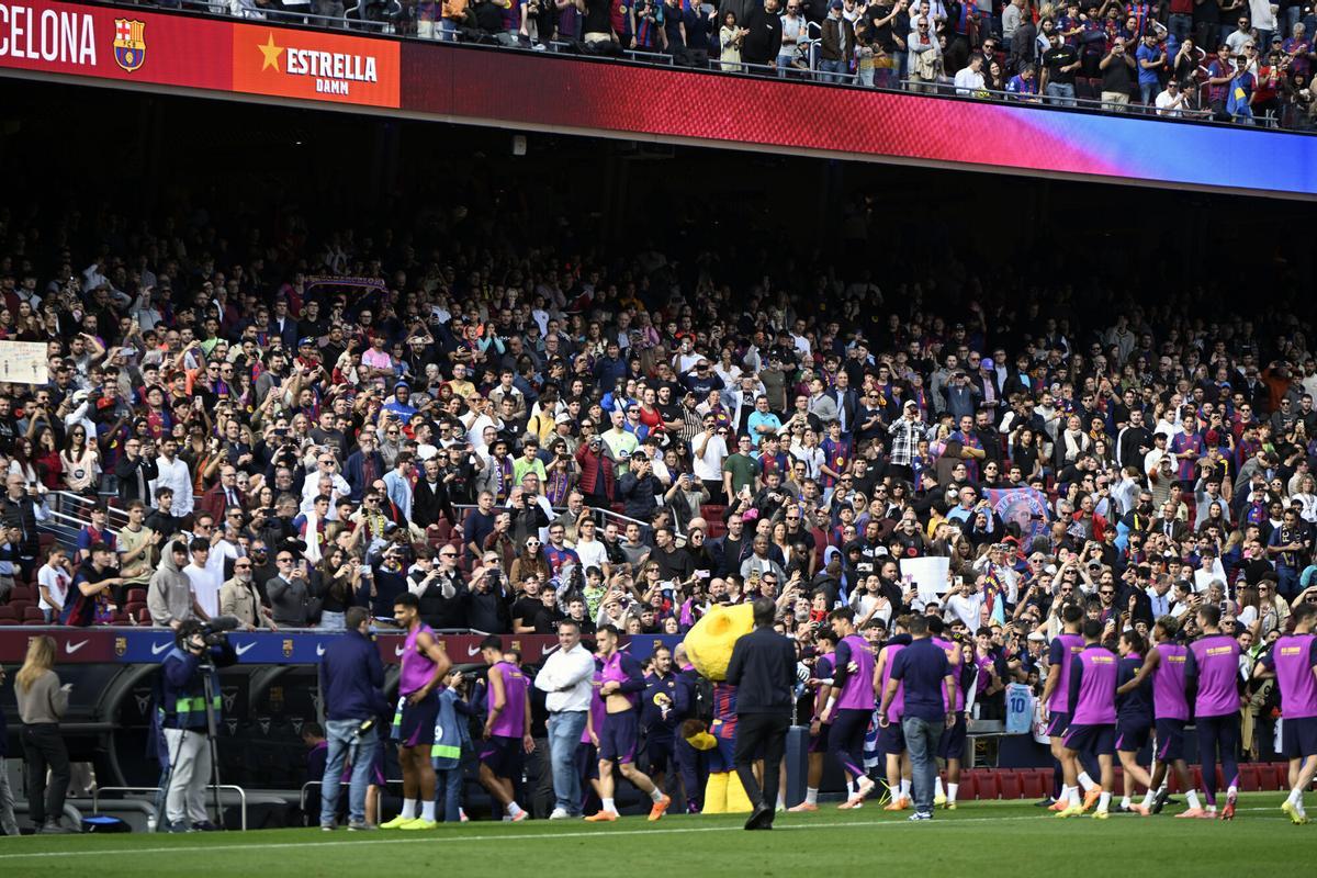 Barcelona. 07.11.2025.  Deportes.  Los jugadores del primer equipo del Barça  abandonando el terreno de juego del Spotify Camp Nou tras su entrenamiento ante casi 22.000 aficionados en la grada. Fotografía de Jordi Cotrina