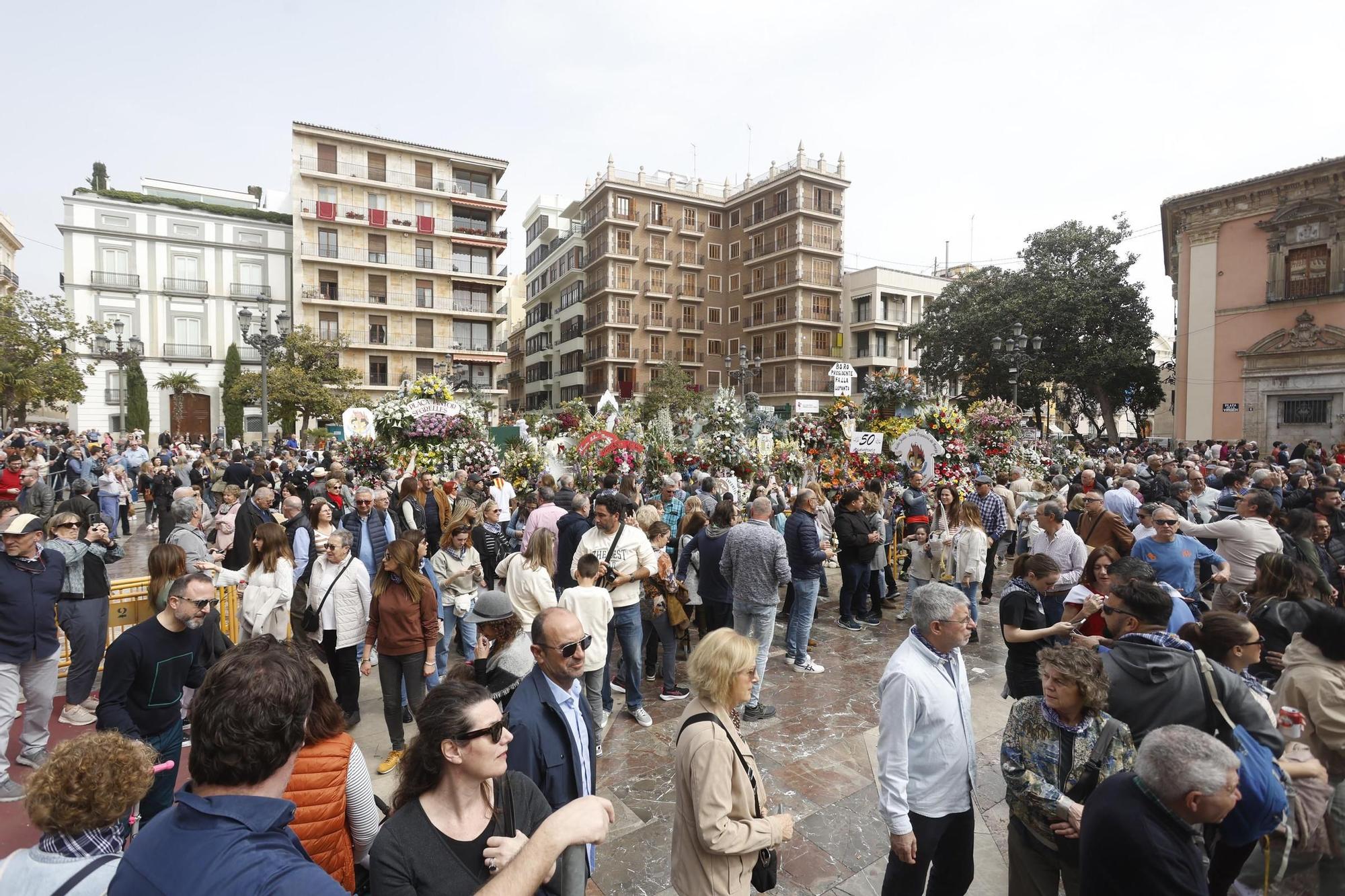 Cientos de personas acuden a ver el manto de la Virgen