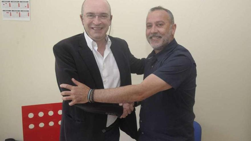 Augusto Rey, izda., y Óscar García Patiño durante la firma del pacto de gobierno.