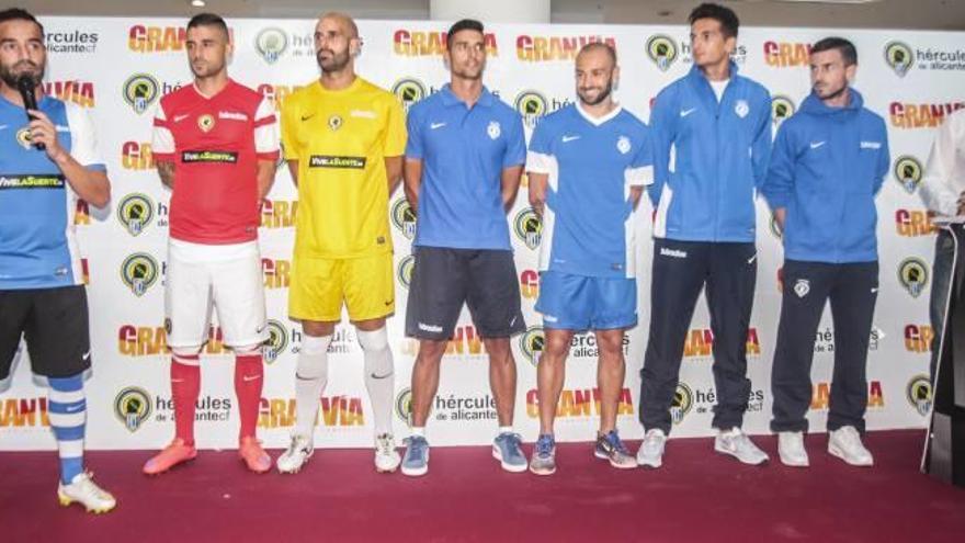 Nueva camiseta con la franja azul más ancha y color rojo para la segunda equipación