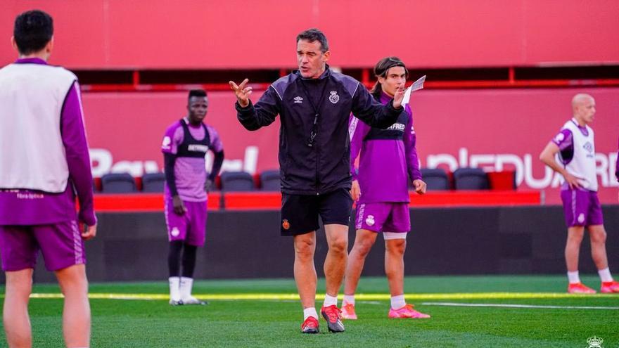 Luis García da instrucciones a sus jugadores durante un entrenamiento en Son Moix.