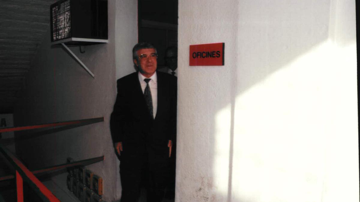 Miquel Contesí saliendo de las oficinas del Lluís Sitjar.