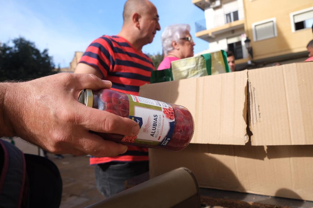 Así está siendo el reparto de agua y alimentos en Chiva