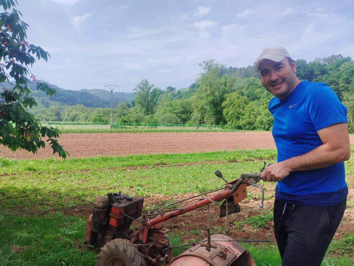 Roberto Suárez Martínez con la retrovateadora para preparar la tierra.
