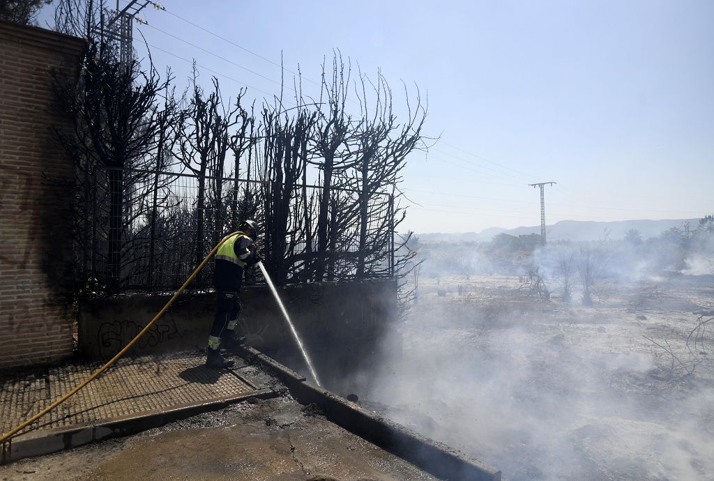 Las imágenes del incendio que ha obligado a desalojar un convento en Guadalupe