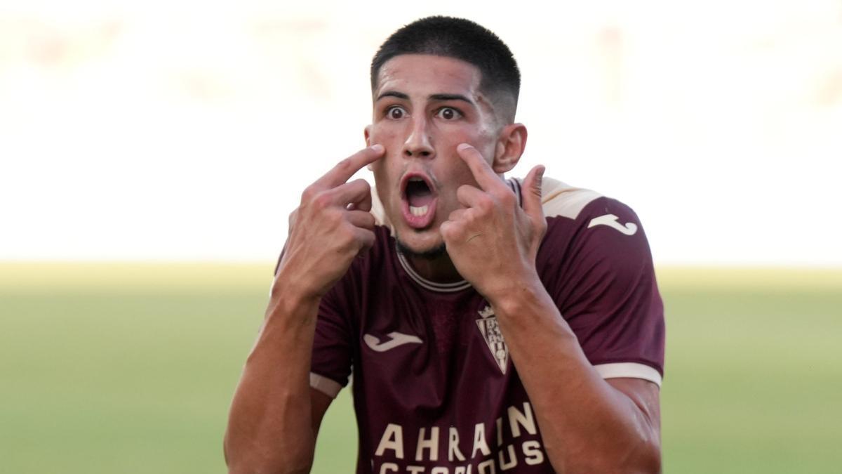 Víctor Sánchez reclama una acción a Miranda Bolaño, árbitro del debut, en el duelo ante el Burgos.