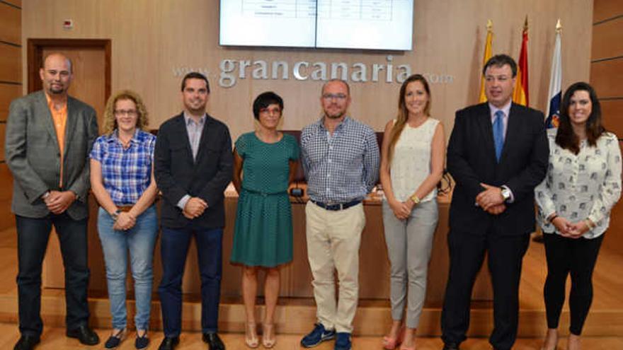 José Miguel Álamo, en el centro, rodeado de alcaldes, concejales y responsables del Instituto Canario de Igualdad. | acfi press