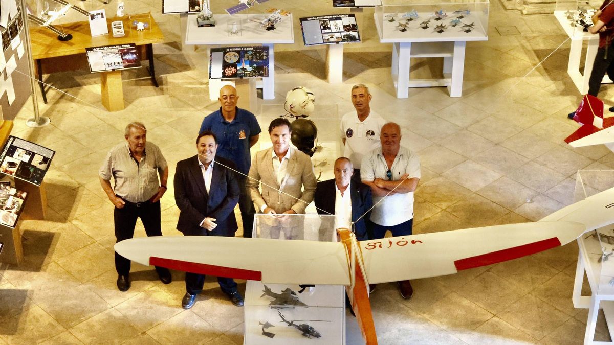 Una exposición en la Colegiata calienta motores para el Festival Aéreo de Gijón