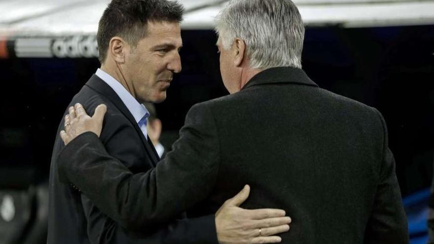 Eduardo Berizzo saluda a Carlo Ancelotti al inicio del choque disputado anoche en el estadio Santiago Bernabéu . // Emilio Naranjo (Efe)