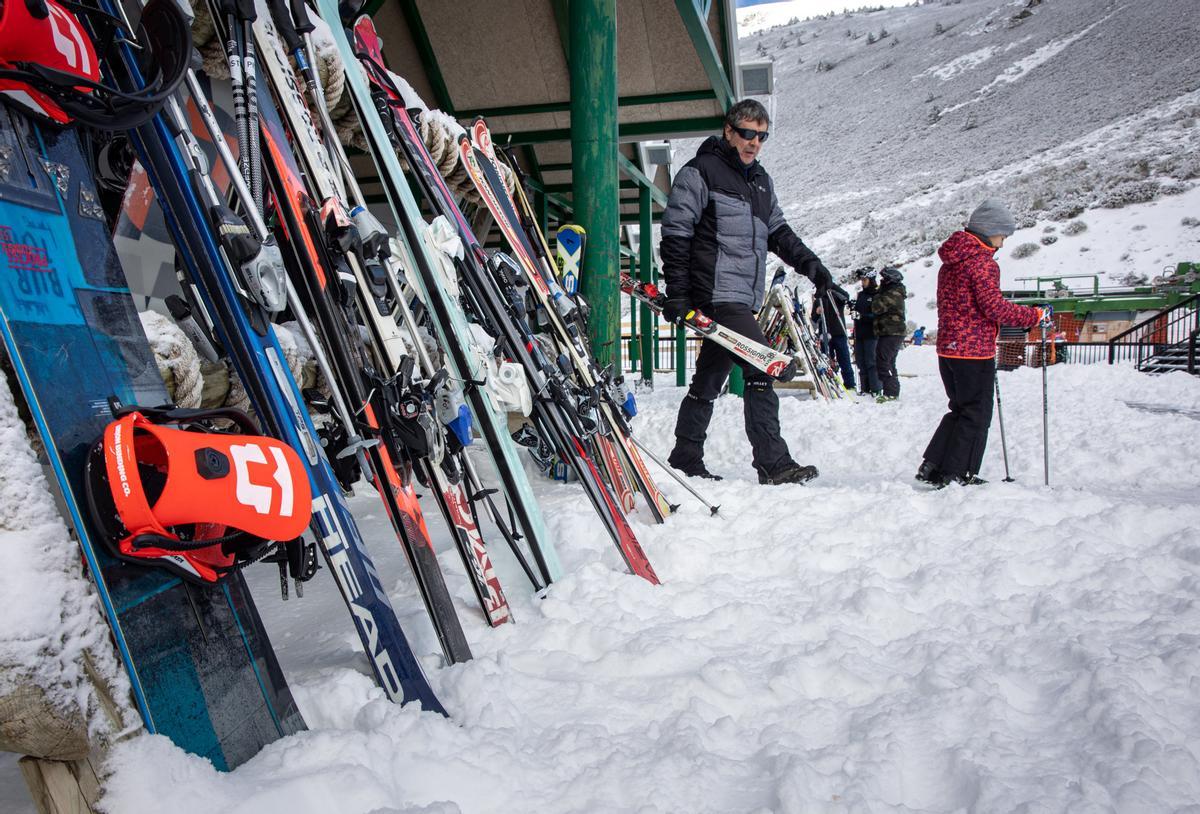 Equipamiento de esquí y snowboard en la estación de Valdezcaray (La Rioja).