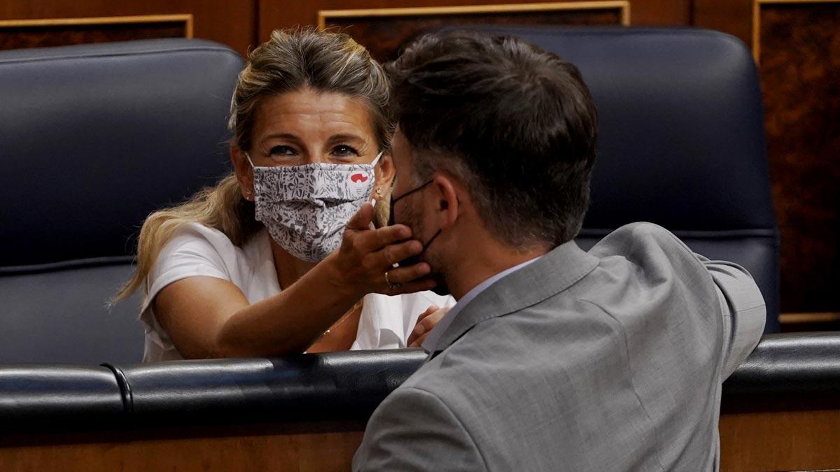 Yolanda Díaz defiende la reducción de los groseros beneficios de las eléctricas. En la foto, Díaz saluda a Gabriel Rufián en el Congreso.