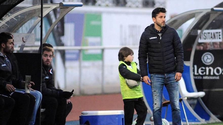 Iván Ania observa el partido del pasado domingo desde la zona técnica de su banquillo.