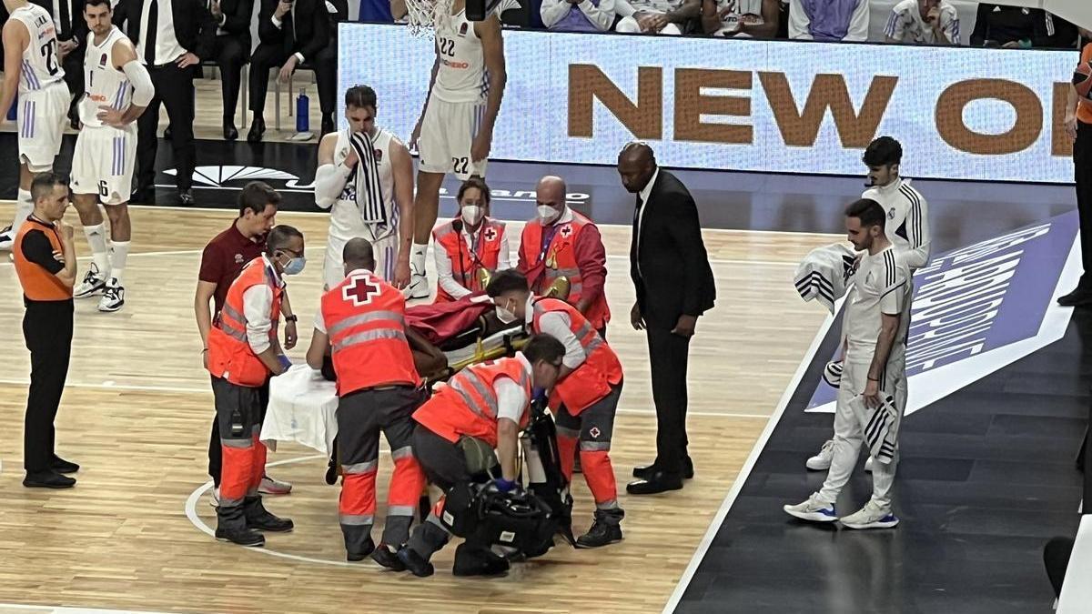 Jordan Loyd, siendo retirado en camilla en el partido Real Madrid - Monaco