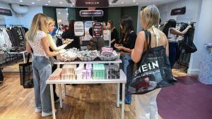 França penalitza amb fins a 12 euros cada peça d’‘ultra fast fashion’: per què Zara, Mango i H&M no són l’objectiu