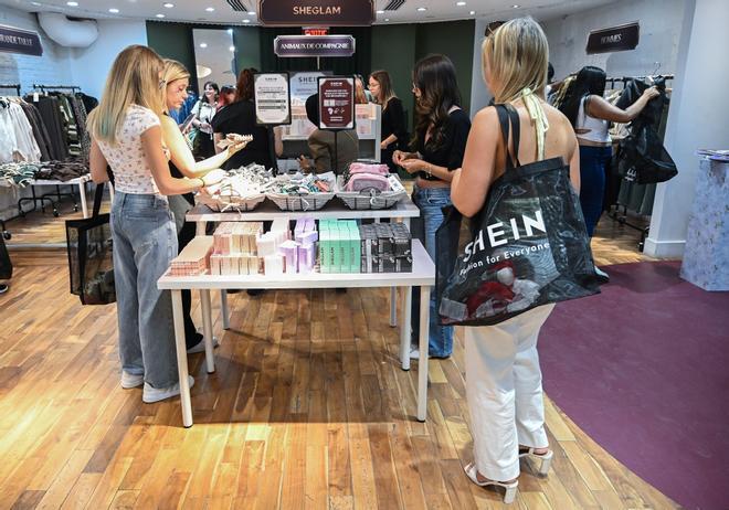 Francia penaliza con hasta 12 euros cada prenda de 'ultra fast fashion': por qué Zara, Mango y H&M no son el objetivo