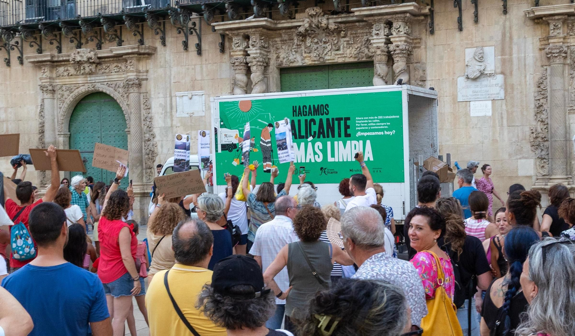 El malestar por la limpieza en Alicante se traslada a la calle