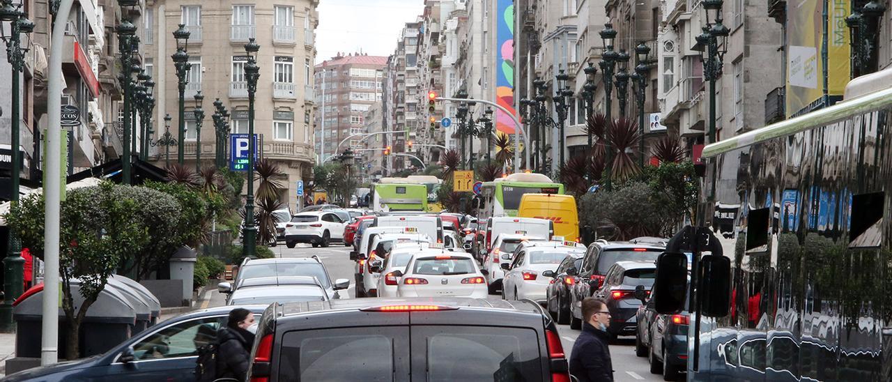 Atasco en la calle Urzaiz de Vigo