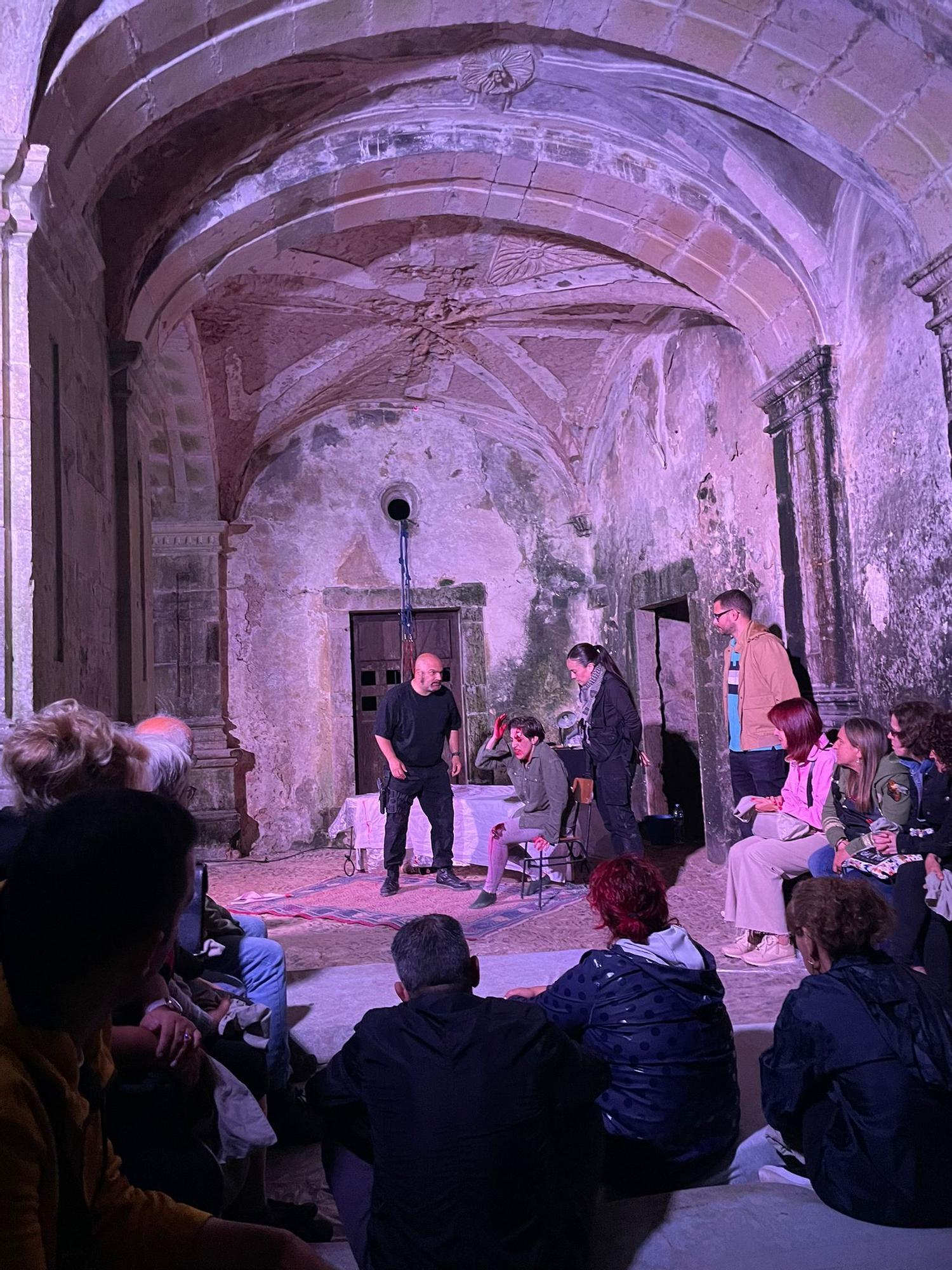 En imágenes: Así fue "Redención", la primera función de teatro inmersivo que se celebra en el monasterio de Cornellana