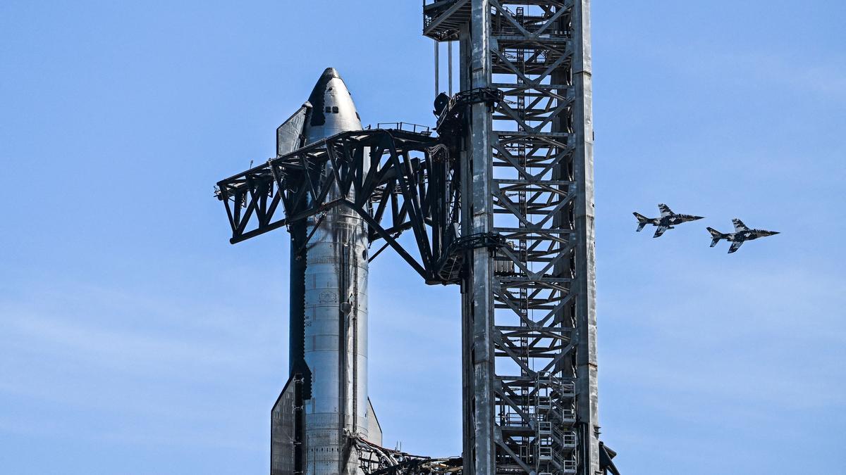 Imagen del cohete Starship, de la compañía SpaceX, minutos antes de su lanzamiento.