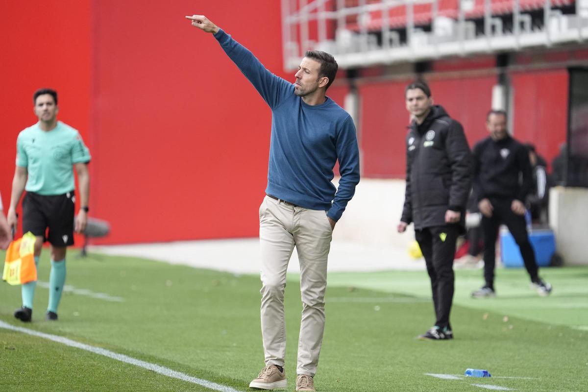 Luis García da instrucciones a sus jugadores en Anduva.
