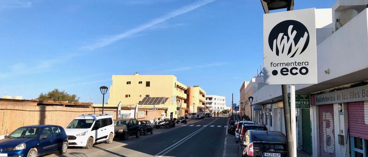 Carteles en la Savina que recuerdan la aplicación de la regulación de entrada de vehículos.