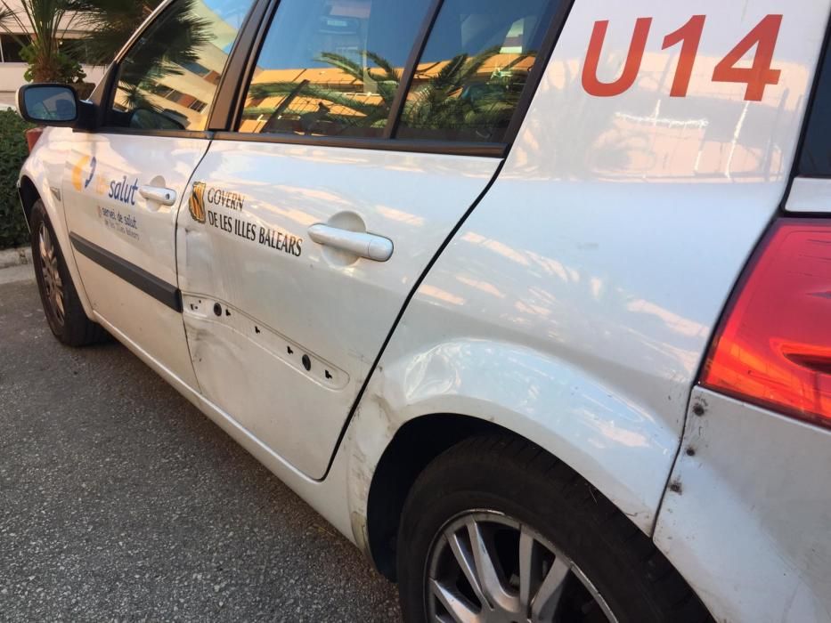 Pésimo estado del coche del servicio médico del centro de salud de s'Escorxador