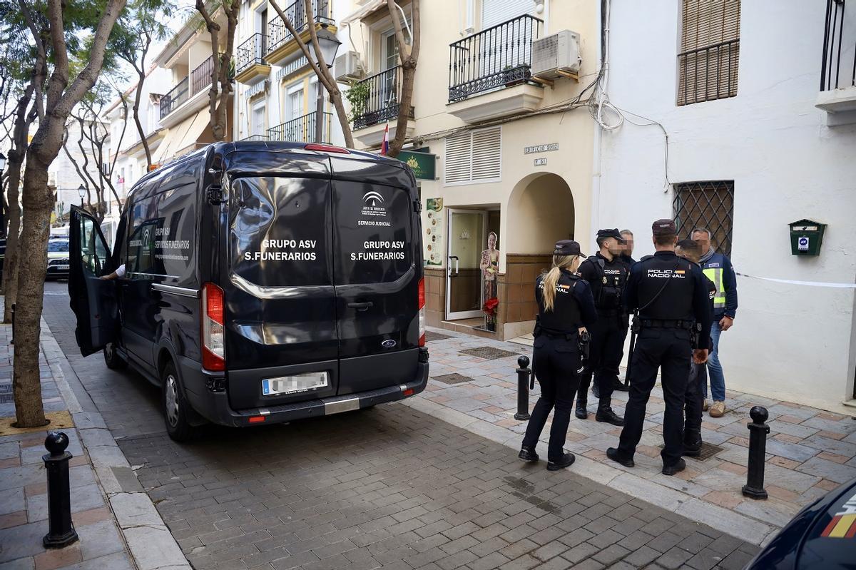 Despliegue policial en el lugar del crimen.