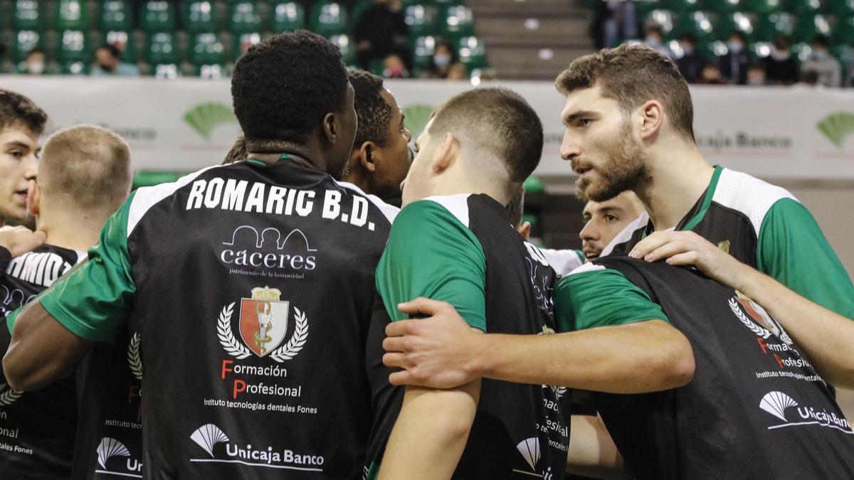 Jugadores del Cáceres, instantes antes de comenzar un partido.