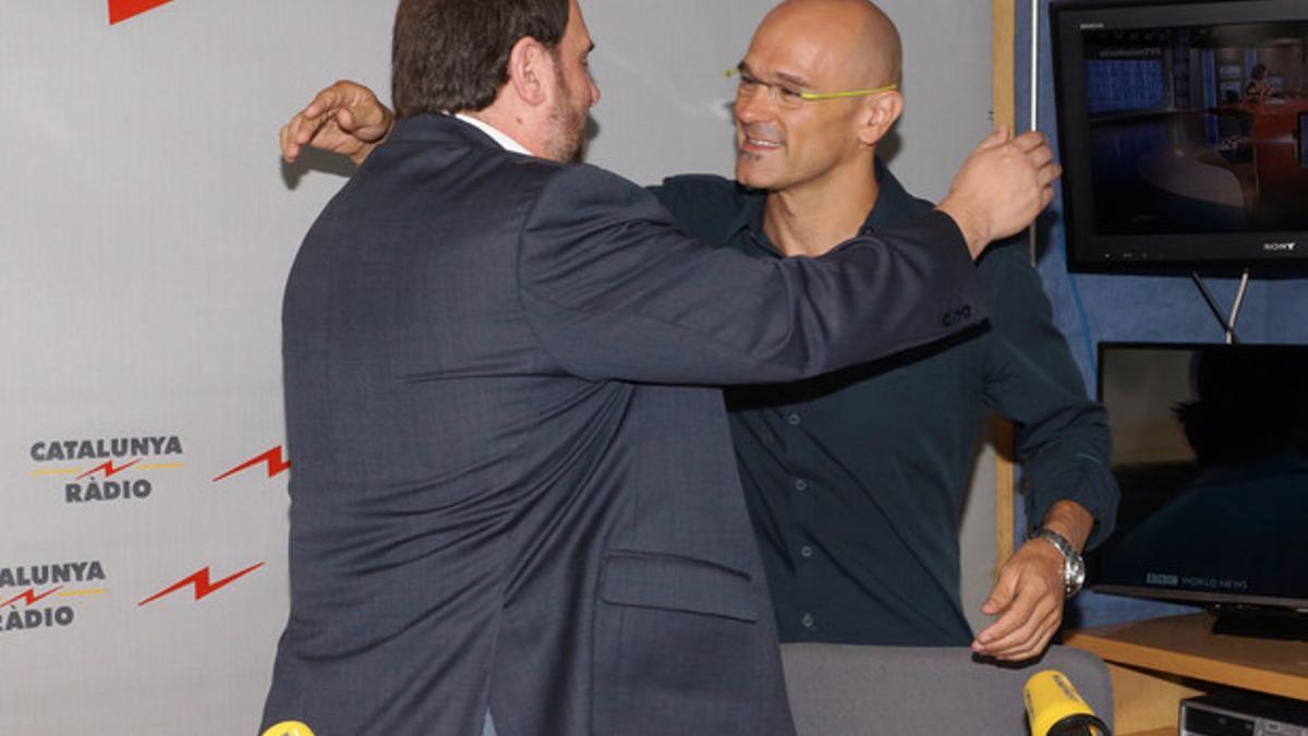 Raül Romeva recibe el abrazo de Oriol Junqueras, este jueves en Catalunya Ràdio.