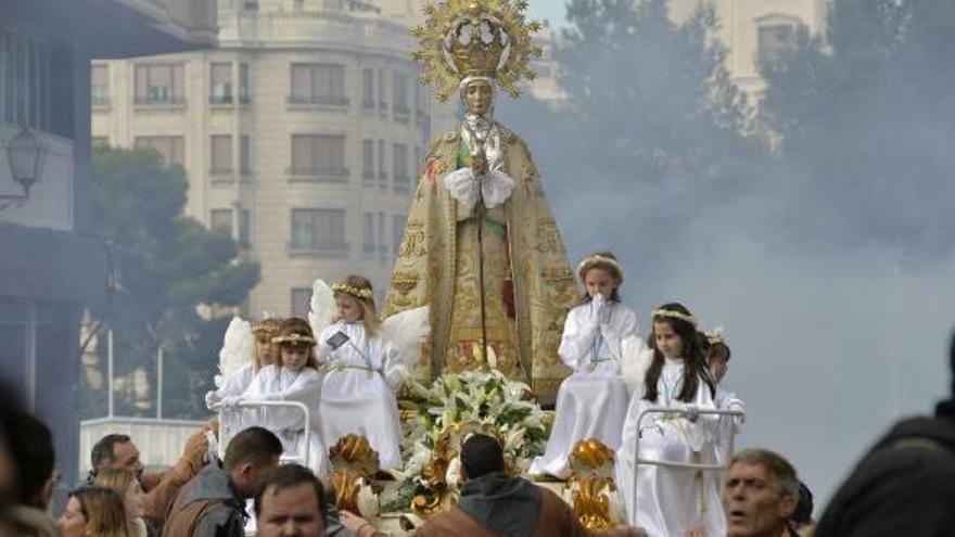 La Virgen de la Asunción participó en la procesión con el trono dels angelets.