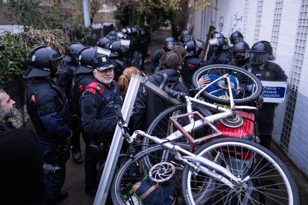 Desalojo del instituto B9 de Badalona