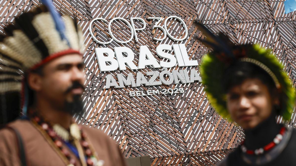 Indígenas de la tribu Pataxó, del estado de Bahía, asisten a la COP30 en Belém (Brasil). EFE/André Coelho
