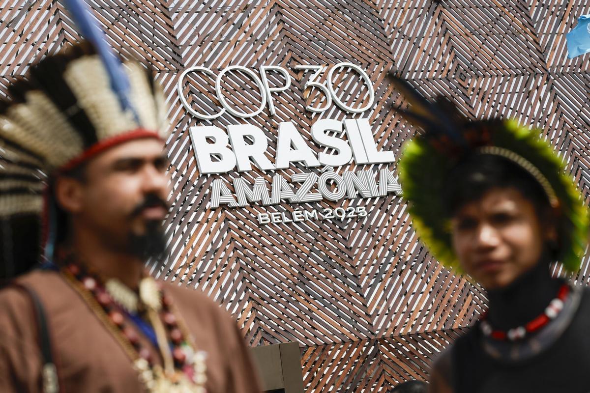 Indígenas de la tribu Pataxó, del estado de Bahía, asisten a la COP30 en Belém (Brasil). EFE/André Coelho